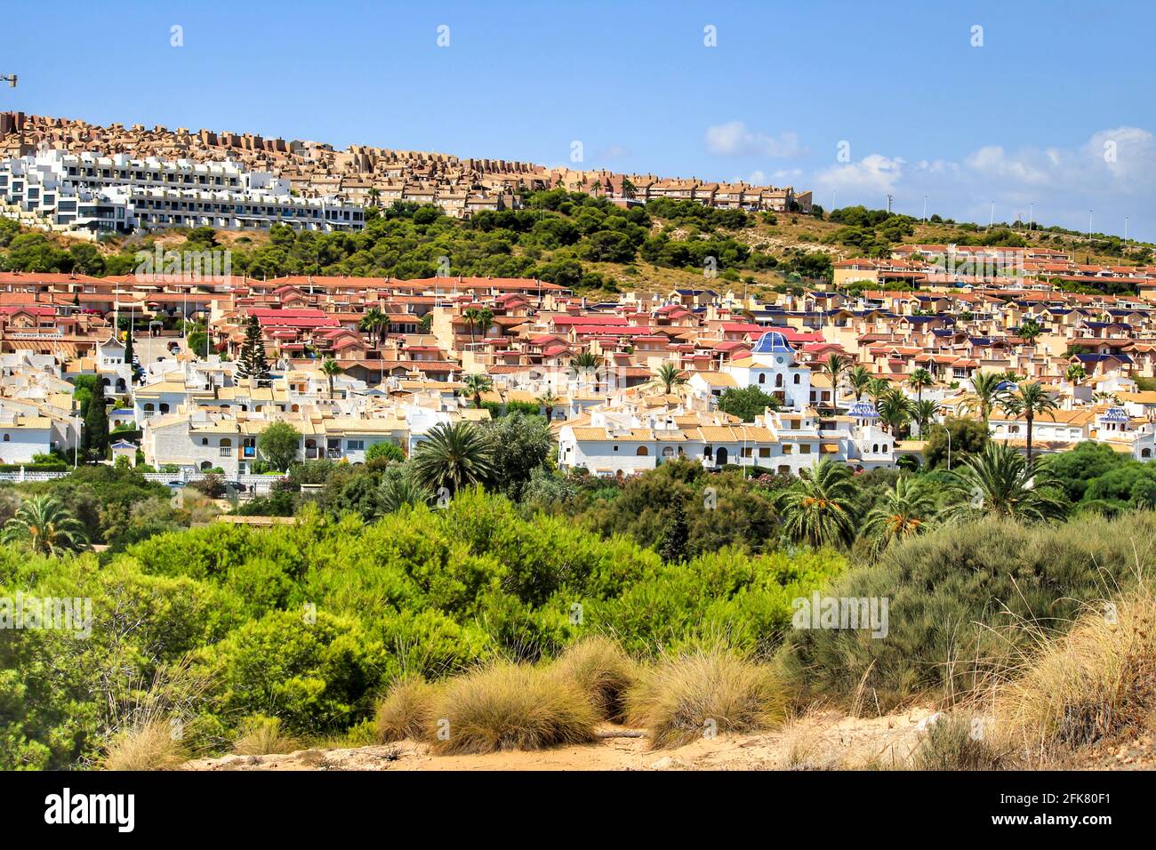 Gran Alacant Urbanisierung an der Küste von Alicante im Sommer Stockfoto