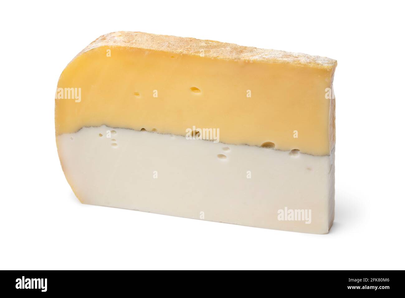 Scheibe gelber weißer Double dutch Cheese aus der Nähe isoliert Auf weißem Hintergrund Stockfoto