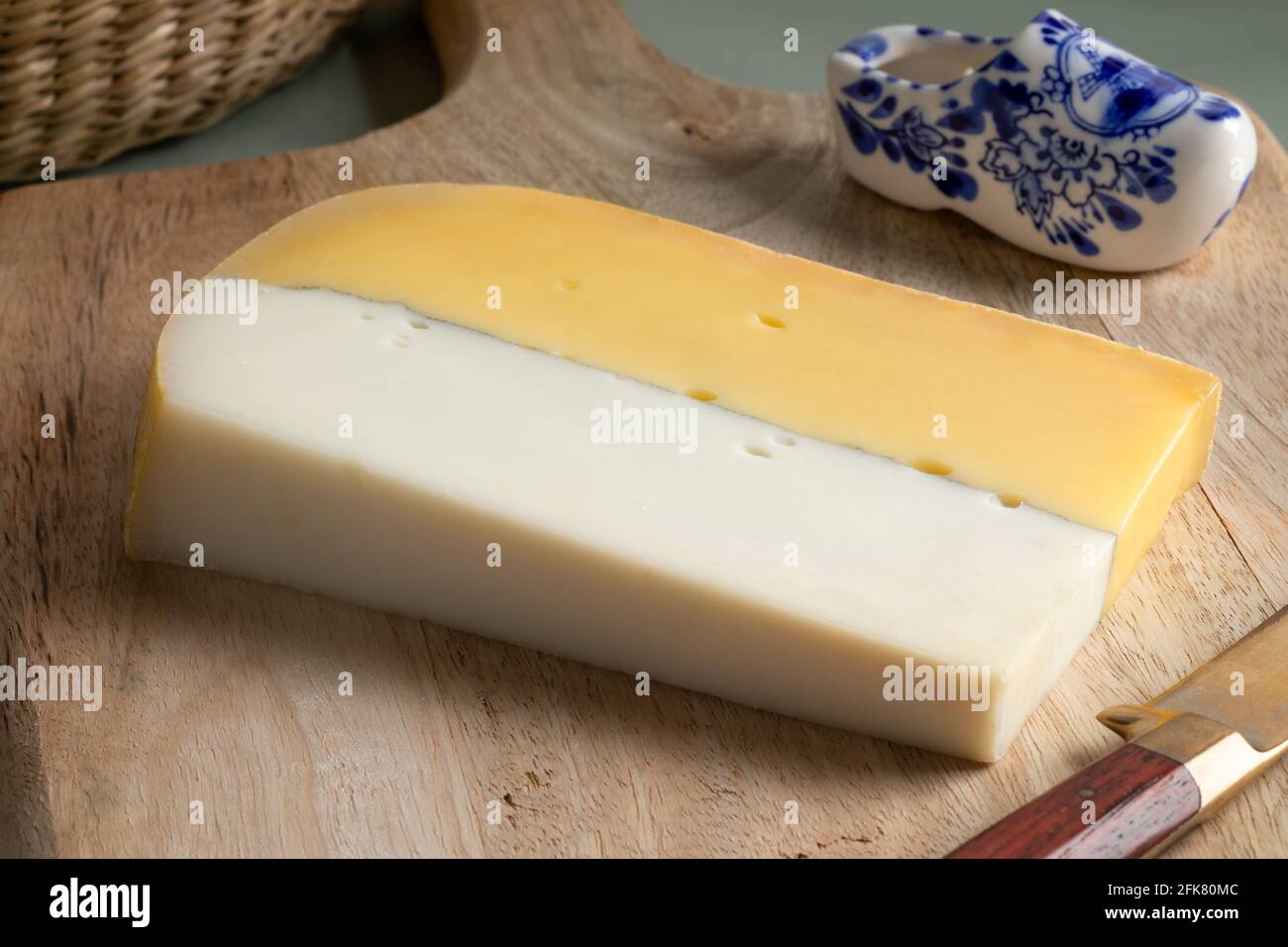Scheibe gelber weißer Double dutch Cheese aus nächster Nähe Ein Schneidbrett Stockfoto