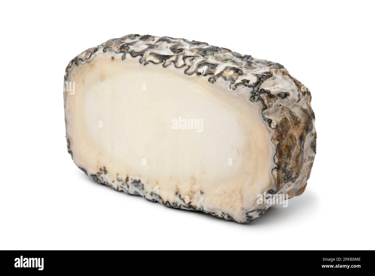 Ein Stück spanischen handwerklichen Monte Enebro-Käses aus der Nähe isoliert Auf weißem Hintergrund Stockfoto
