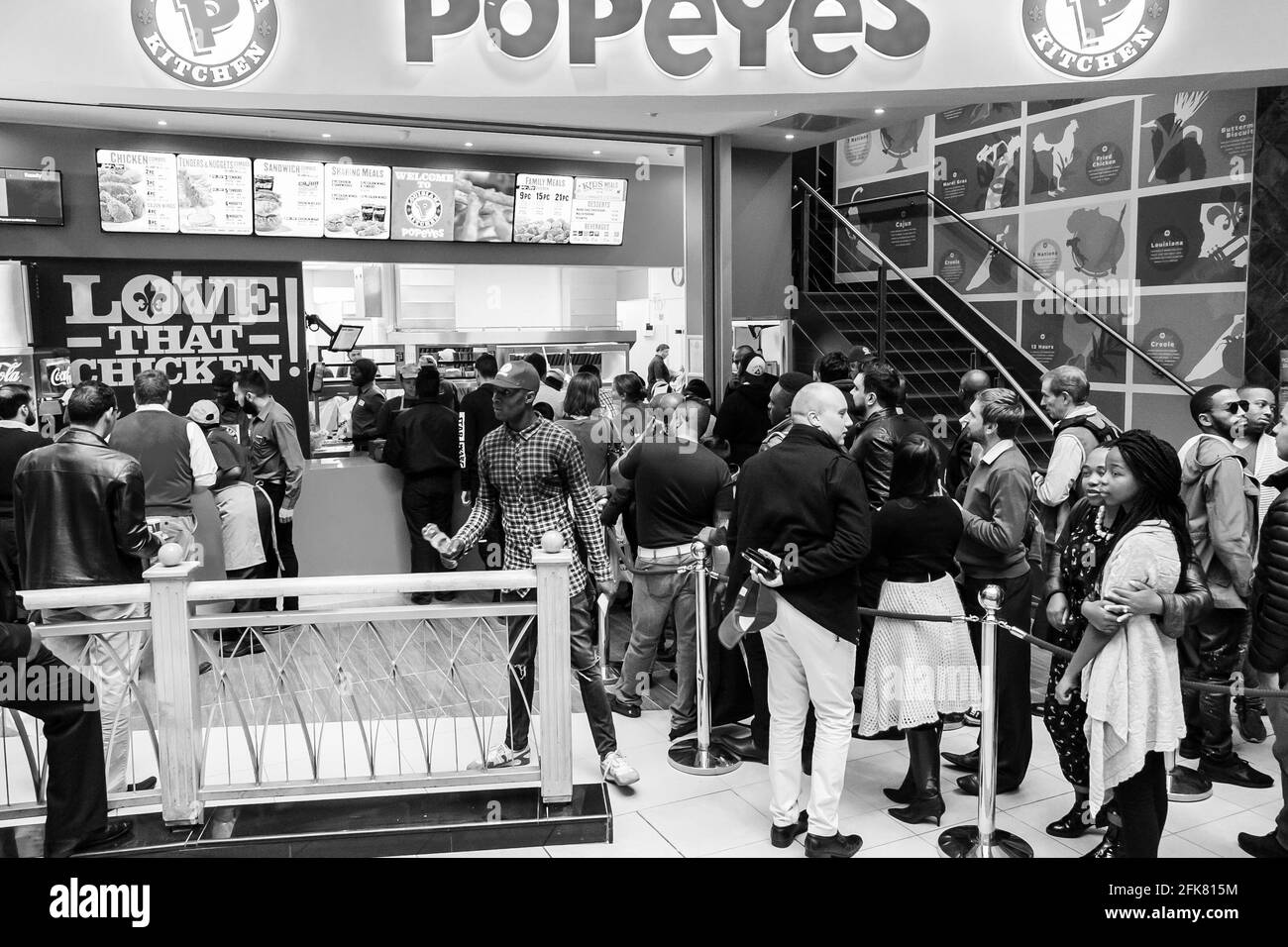 JOHANNESBU, SÜDAFRIKA - 13. März 2021: Johannesburg, Südafrika - 13 2017. Juli: Kunden in einem Popeyes nehmen Fast Food Restaurant mit Stockfoto