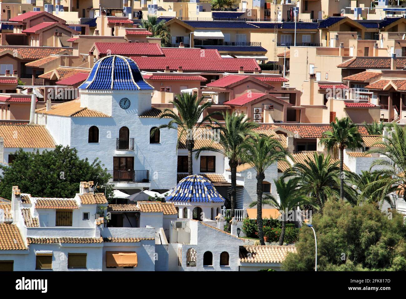 Gran Alacant Urbanisierung an der Küste von Alicante im Sommer Stockfoto