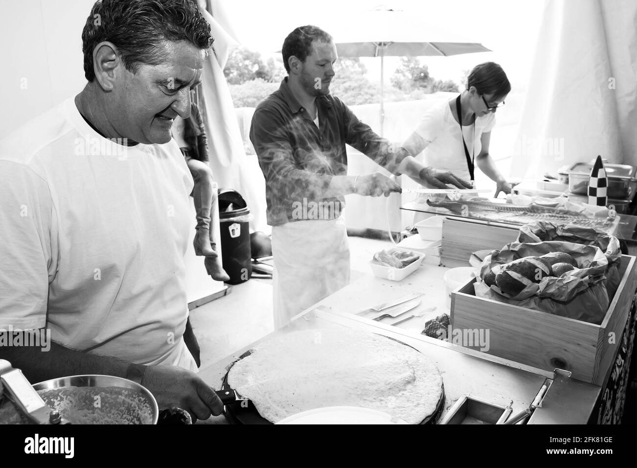 JOHANNESBURG, SÜDAFRIKA - 13. Mär 2021: Johannesburg, Südafrika - 24 2012. November: Koch bereitet und serviert Mahlzeiten zum Mitnehmen auf dem Food Festival selbst zu Stockfoto