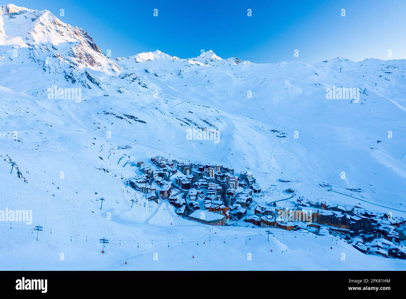 Wunderschöner kleiner Skistort mit einer hüttenähnlichen Residenz am Fuße der großen französischen alpen. Stockfoto