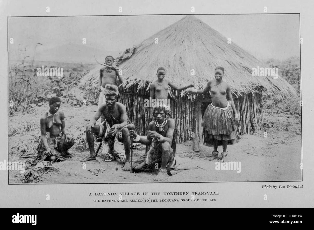 BAVENDA VILLAGE IN THE NORTHERN TRANSVAAL from the Book 'Britain across the Seas : Africa : A history and description of the British Empire in Africa' von Johnston, Harry Hamilton, Sir, 1858-1927 Veröffentlicht 1910 in London von National Society's Depository Stockfoto