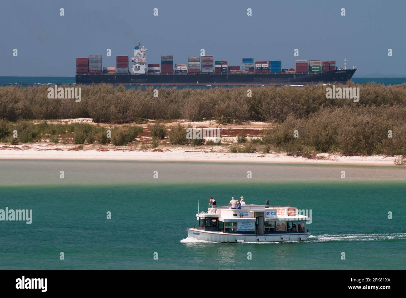 Schiffe folgen dem Hauptgeschäftskanal nach Süden nach Brisbane. Caloundra, Sunshine Coast, Queensland, Australien Stockfoto