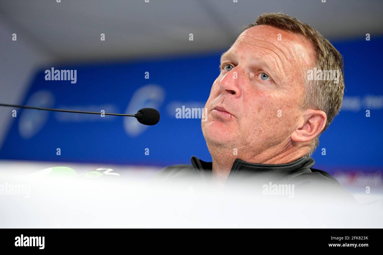 Genks Cheftrainer John van den Brom im Bild während einer Pressekonferenz des belgischen Fußballteams KRC Genks, Donnerstag, 29. April 2021 in Genkvor dem f Stockfoto