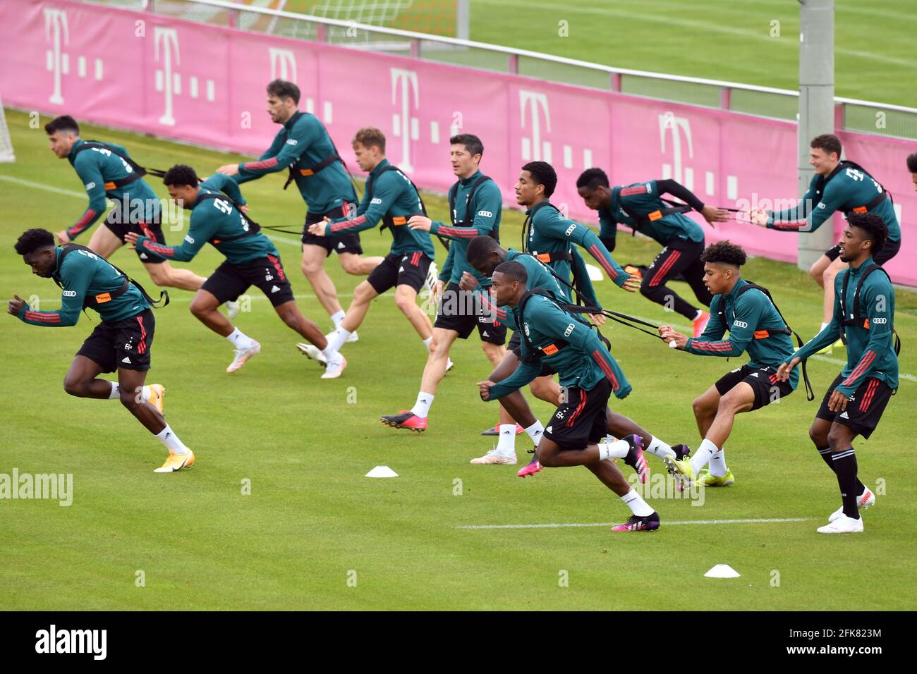 Machen Sie sich bereit, während des Fitnesstrainings zum Spurt-Spieler am Saisonende zu werden. FC Bayern München, Training in der Saebener Straße. Fußball 1. Bundesliga, Saison 2020/2021 am 29. April 2021. Weltweite Nutzung Stockfoto