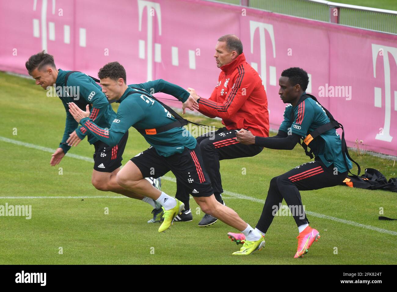 Mach dich bereit, im Ausdauertraining von links zum Saisonabschlussspringer zu werden: Maximilian ZAISER, Benjamin PAVARD (FC Bayern München), Fitnesstrainer Holger BROICH, Bouna Sarr (FC Bayern München). FC Bayern München, Training in der Saebener Straße. Fußball 1. Bundesliga, Saison 2020/2021 am 29. April 2021. Weltweite Nutzung Stockfoto