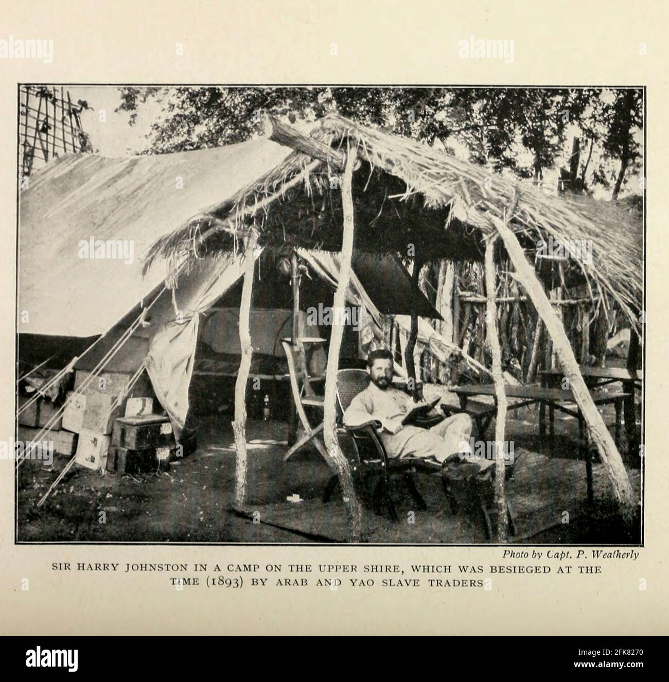 Sir Harry Johnston in EINEM Lager am Upper Shire, [Rhodesien], das zu der Zeit (1893) von arabischen und Yao-Sklavenhändlern aus dem Buch "Großbritannien über die Meere : Afrika : A history and description of the British Empire in Africa ' von Johnston, Harry Hamilton, Sir, 1858-1927 Veröffentlicht 1910 in London von National Society's Depository Stockfoto