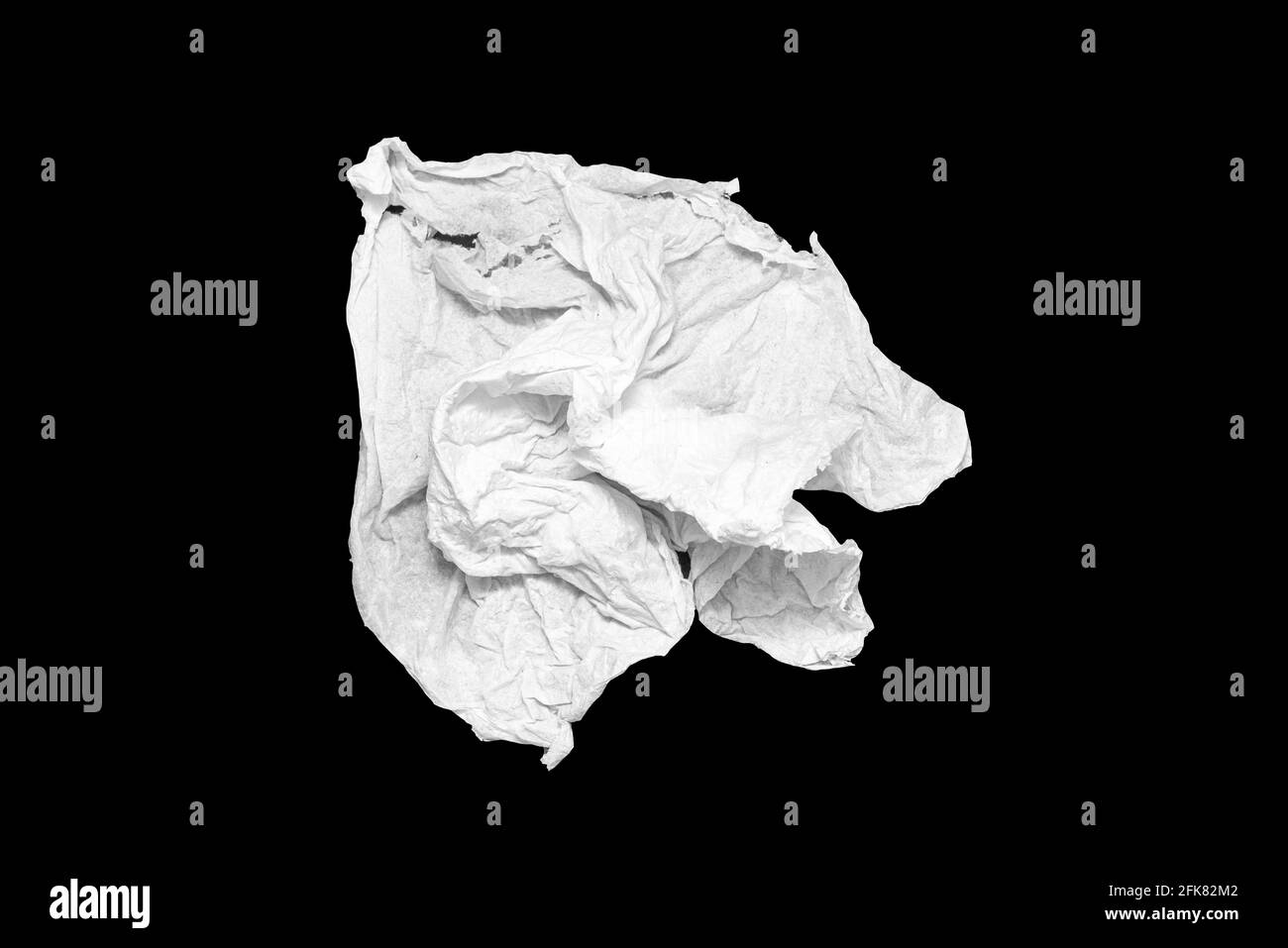 Zerknitterte Serviette, gebrautes nasses Handtuch isoliert auf schwarz Stockfoto