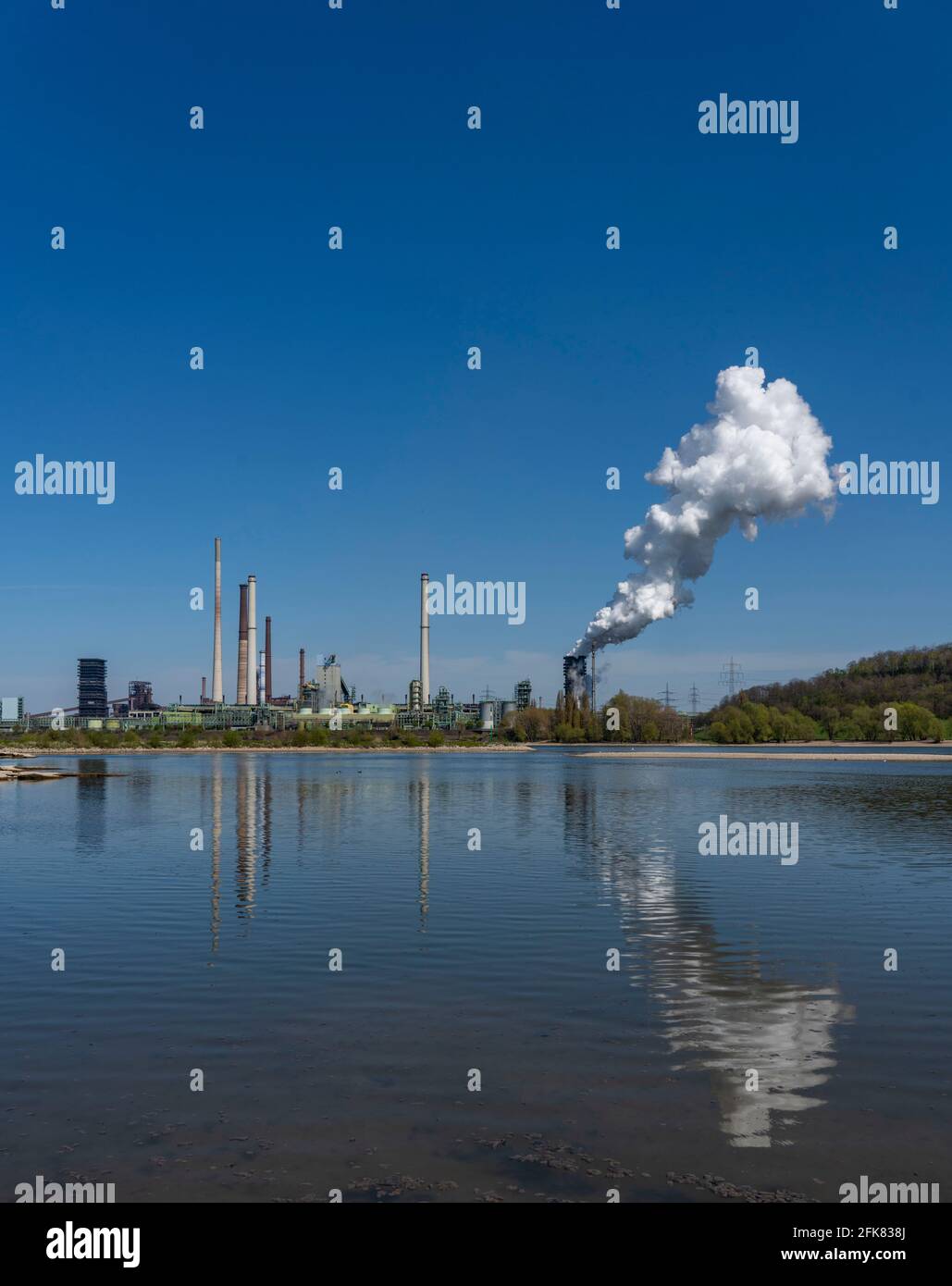 Thyssenkrupp Stahlwerk in Duisburg-Marxloh, Kokerei Schwelgern, Schornstein der Sinteranlage, Entgasungswolke, Rhein, Duisburg, NRW, Ge Stockfoto