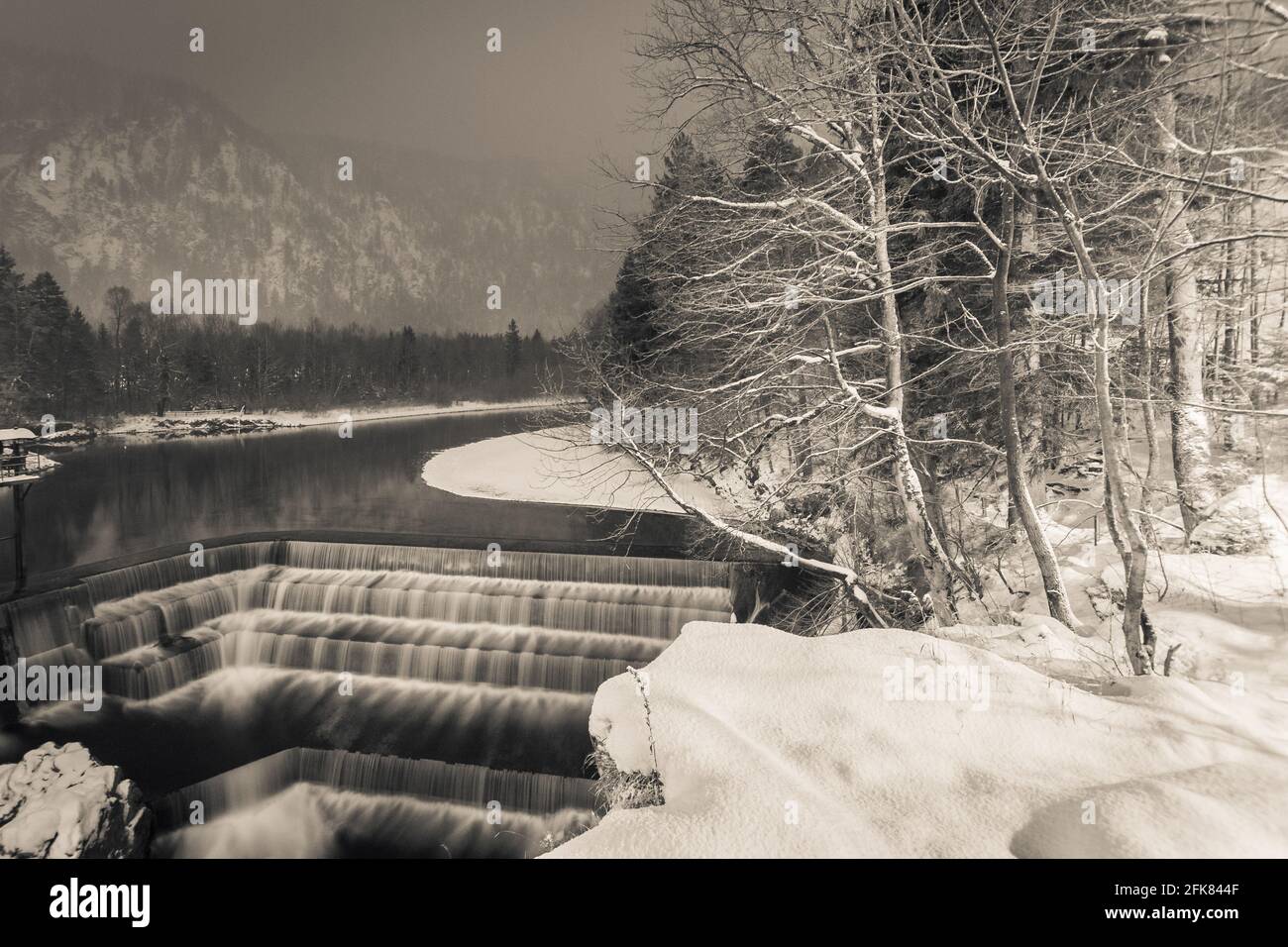 Ein Wasserfall namens Lechfall in der Stadt Füssen, südlich von Deutschland. Stockfoto