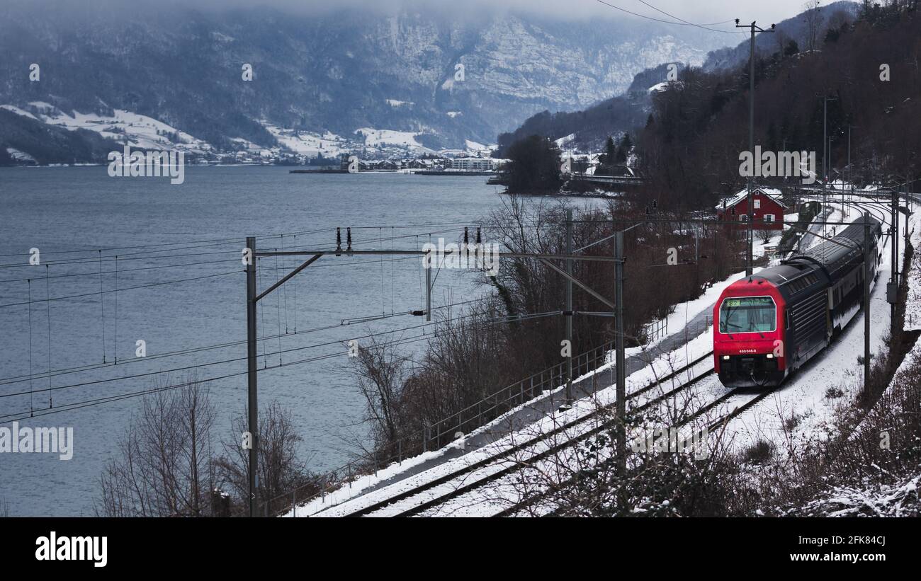 Quarten, Schweiz - 28. Dezember 2014: Eine der Eisenbahnen am Waleseen-See in Quarten, Schweiz. Stockfoto