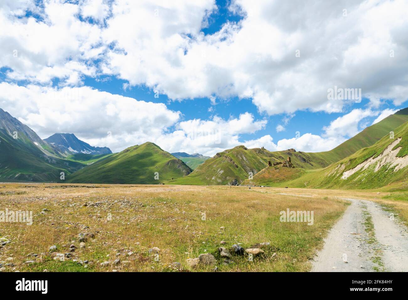 Wandern Trekkinglandschaft mit Kopierraum - Natur, Outdoor, Abenteuer, Bergsteigen Konzeptbild in Kazbegi, Georgien Stockfoto