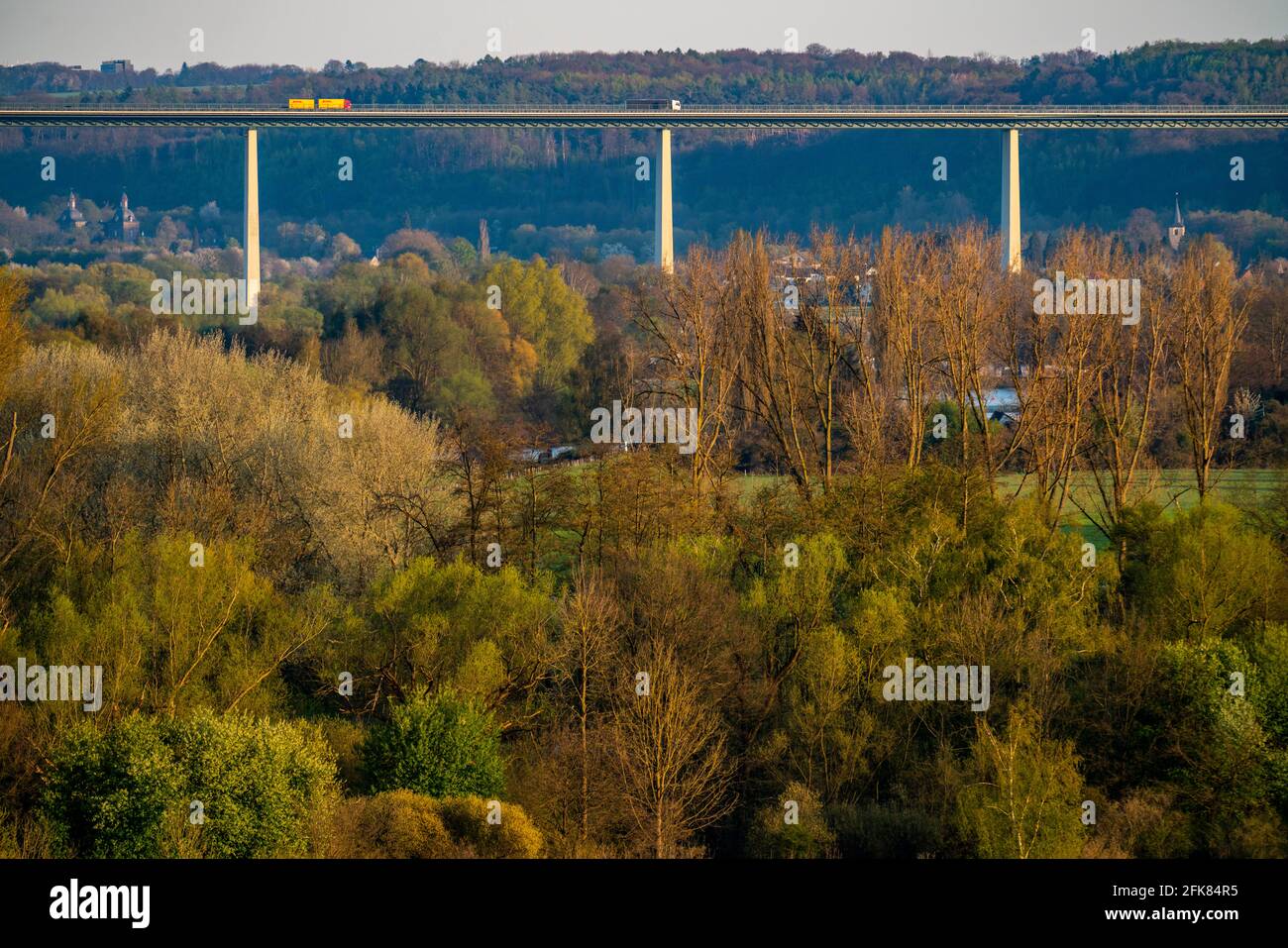 Das Ruhrgebiet bei Mülheim, südöstlich ins Ruhrtal, Ruhrtalbrücke, Autobahn A52, Mülheim an der Ruhr, NRW, Deutschland, Stockfoto