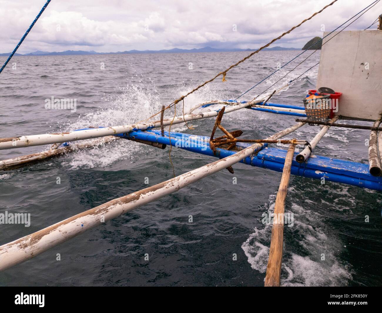 Ein Boot fährt den Ozean in der Nähe von Coron Palawan. Heimates Holzboot. Stockfoto