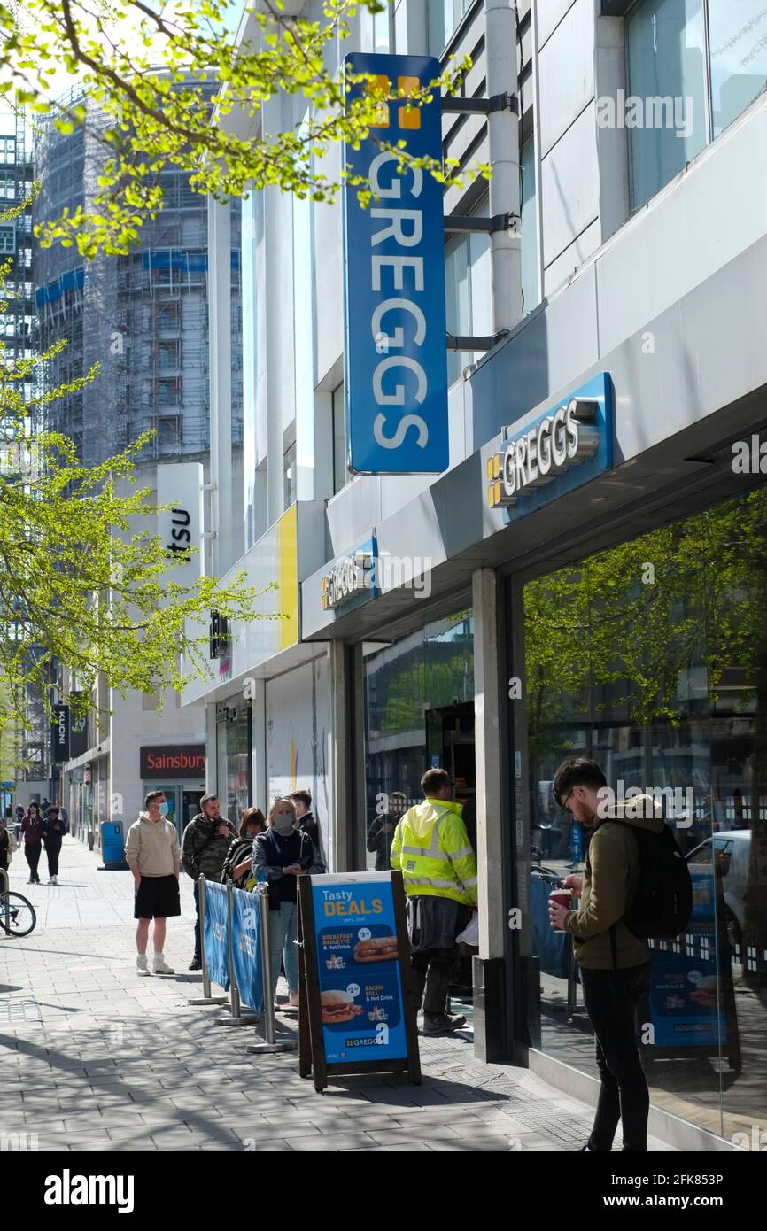 Broadmead, Bristol, Großbritannien. April 2021. Die Mittagsschlange für die Greggs-Leute kehren nach monatelanger Sperrung in das Stadtzentrum zurück. Kredit: JMF Nachrichten/Alamy Live Nachrichten Stockfoto