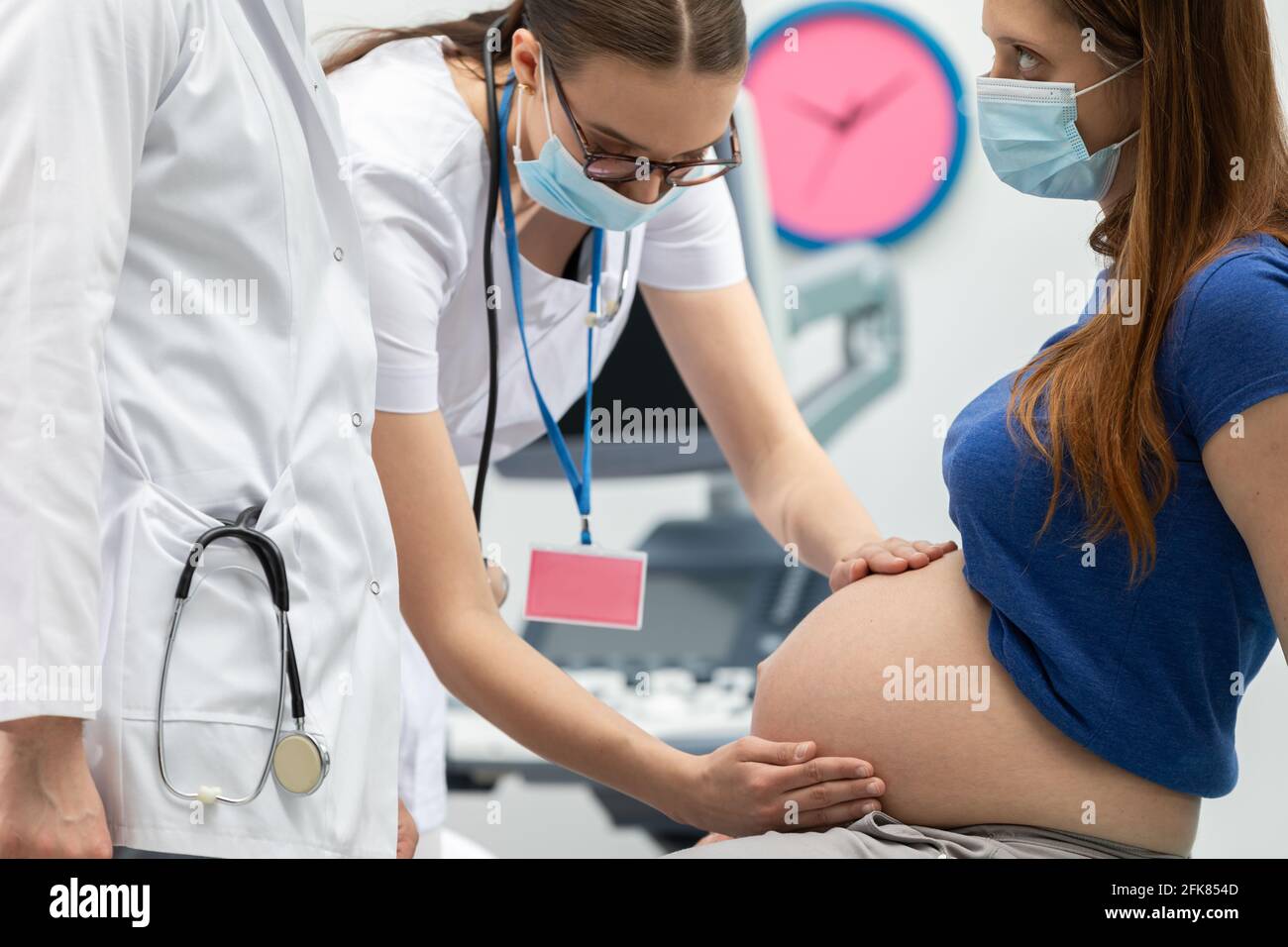 Krankenschwestern Legen Ihre Strengen Hände An Krankenschwestern Legen Ihre Strengen Hände An