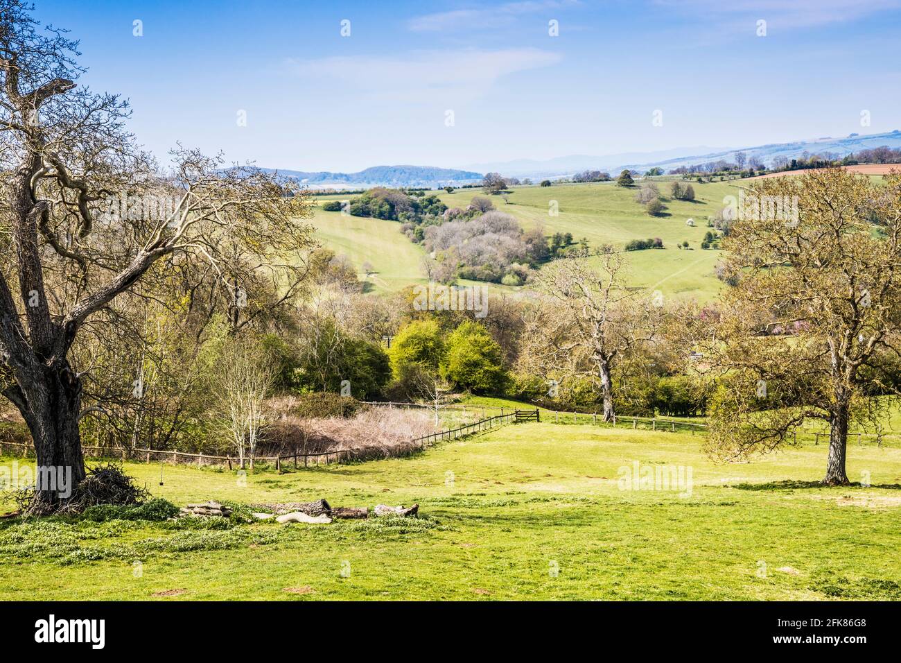Frühlingsblick über die hügelige Landschaft in den Worcestershire Cotswolds. Stockfoto