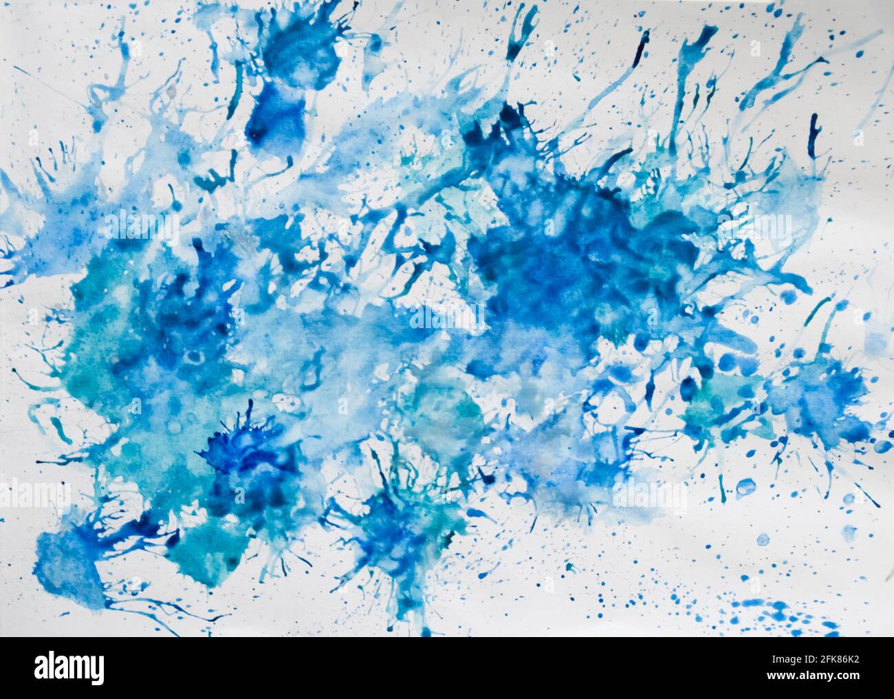 Blaue Farbspritzer auf Papier. Blaue Farbspritzer auf Papier. Stockfoto
