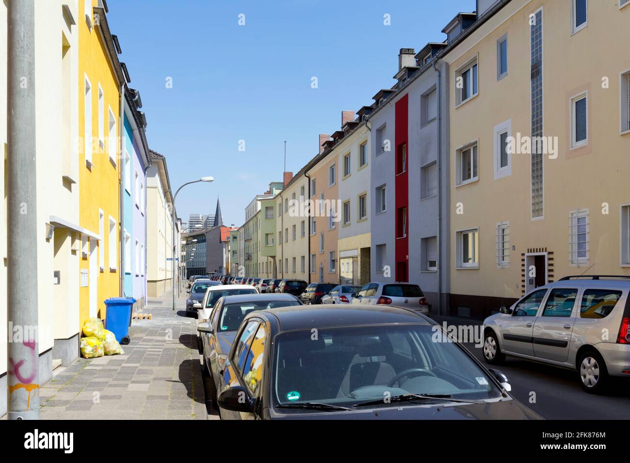 Wohnblocks der Nachkriegszeit in einer deutschen Stadt Stockfoto