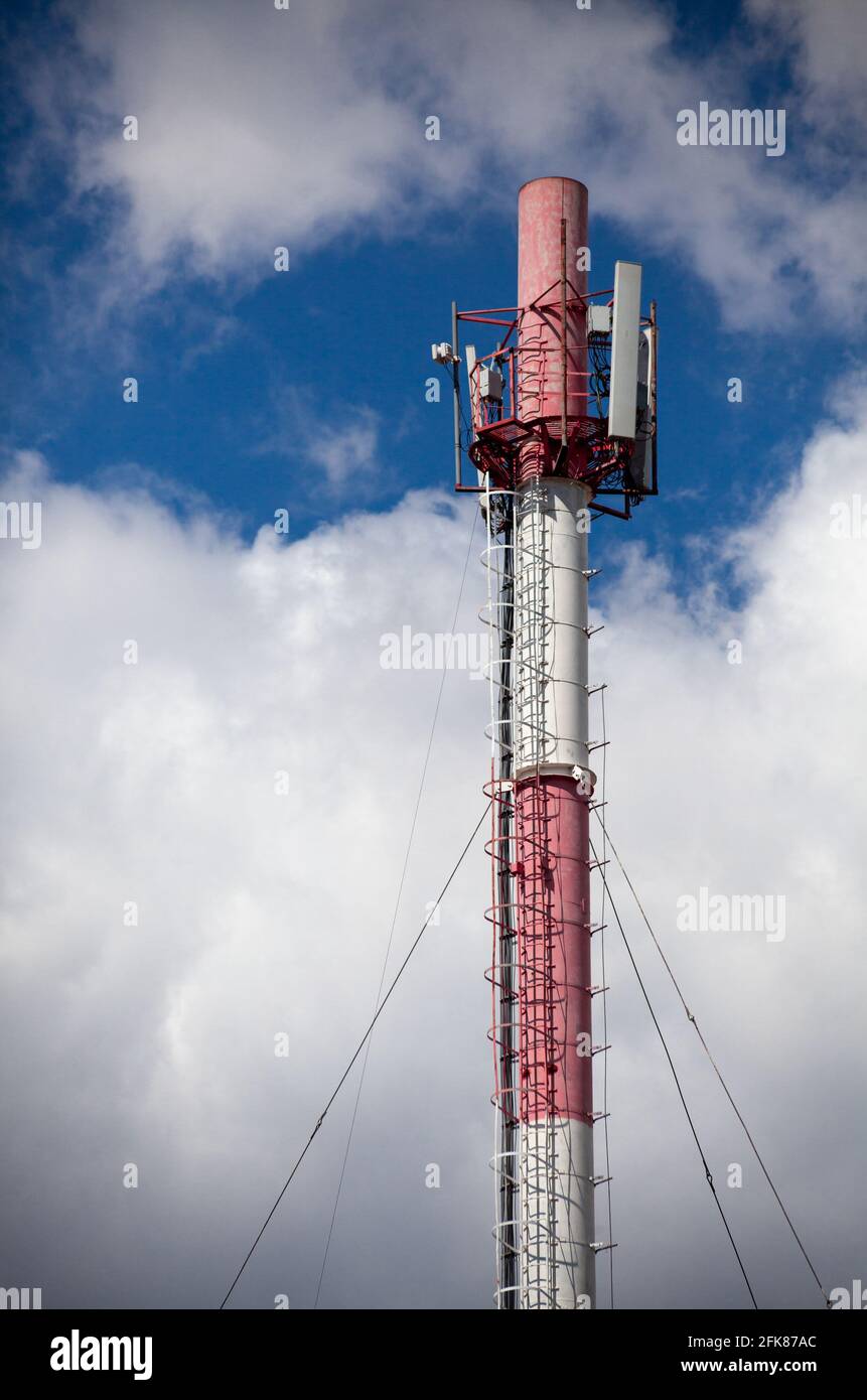 Hochrohr, auf dem die Ausrüstung für die Mobilfunkkommunikation installiert ist. Mobile Antenne. Funkturm Stockfoto