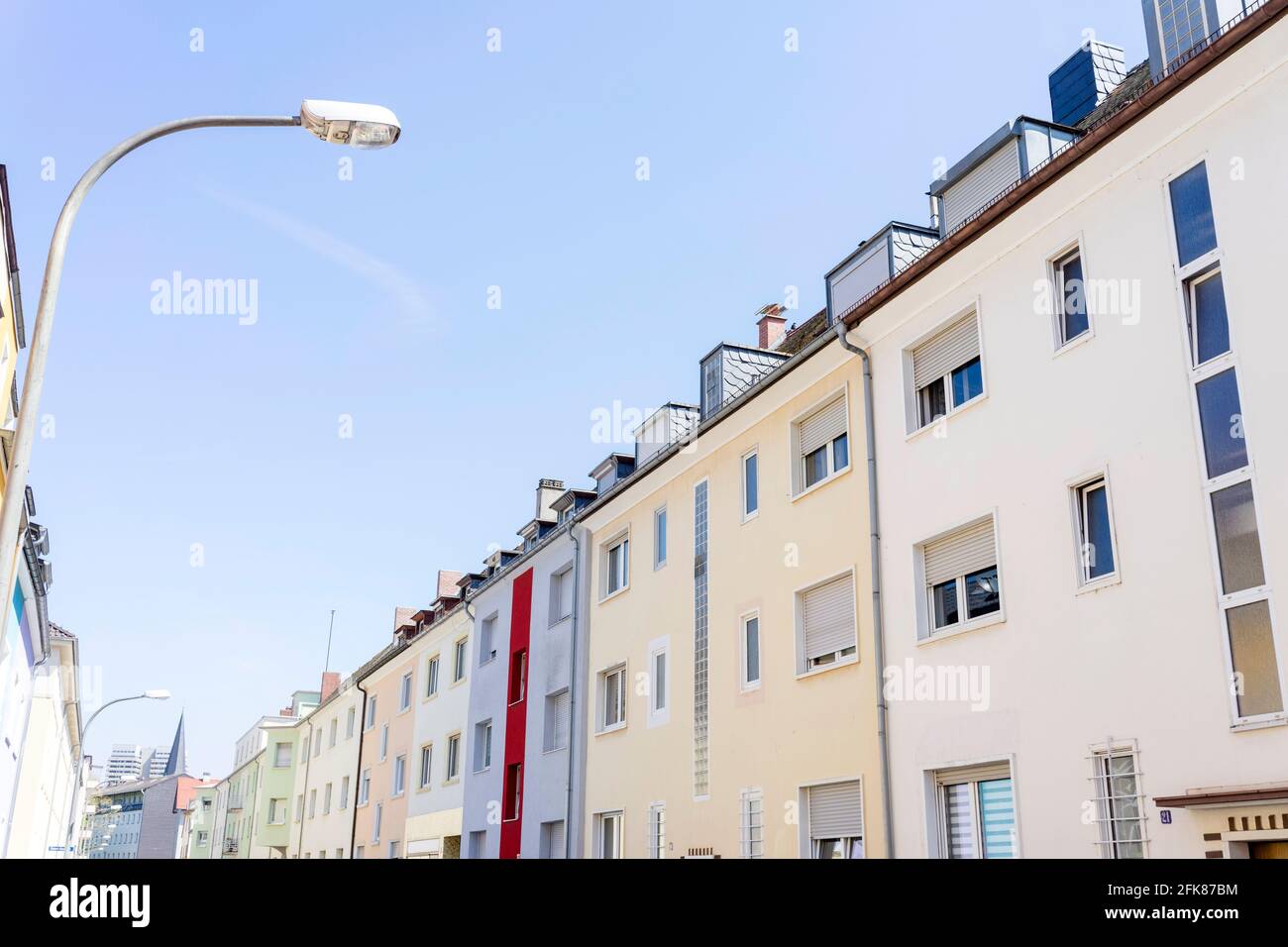 Wohnblocks der Nachkriegszeit in einer deutschen Stadt Stockfoto