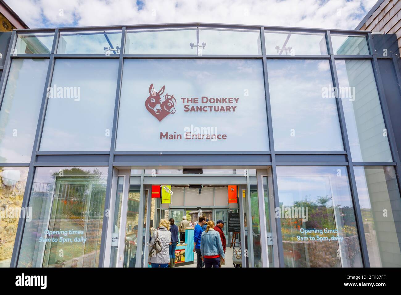 Haupteingang zum Donkey Sanctuary für pensionierte Esel, Sidmouth, Devon in South Coast West Country, England, eine beliebte Touristenattraktion für Familien Stockfoto