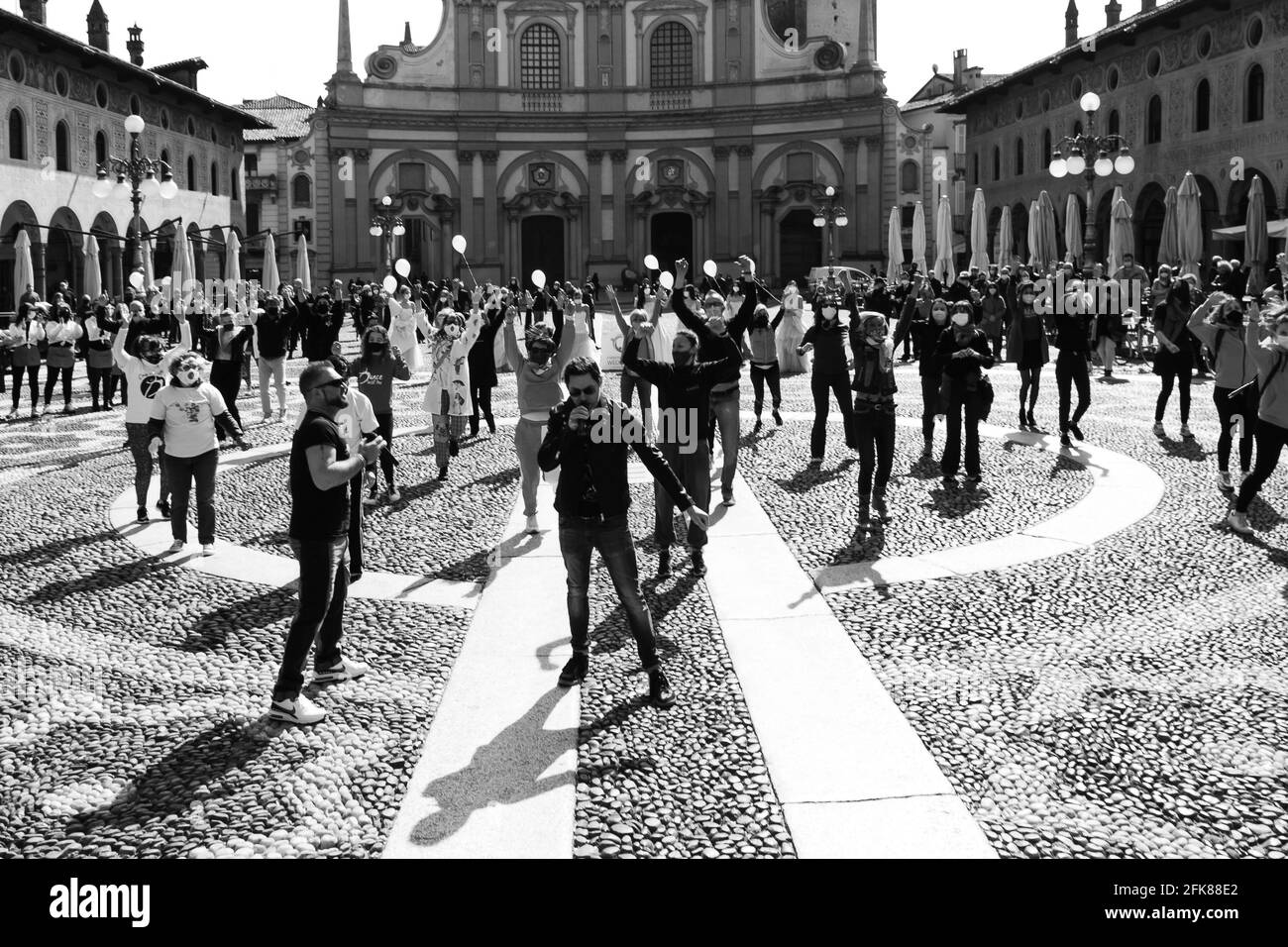 Foto scattate in piazza ducale a Vigevano maniitazione contro la Chiusura dell Hochzeit Stockfoto