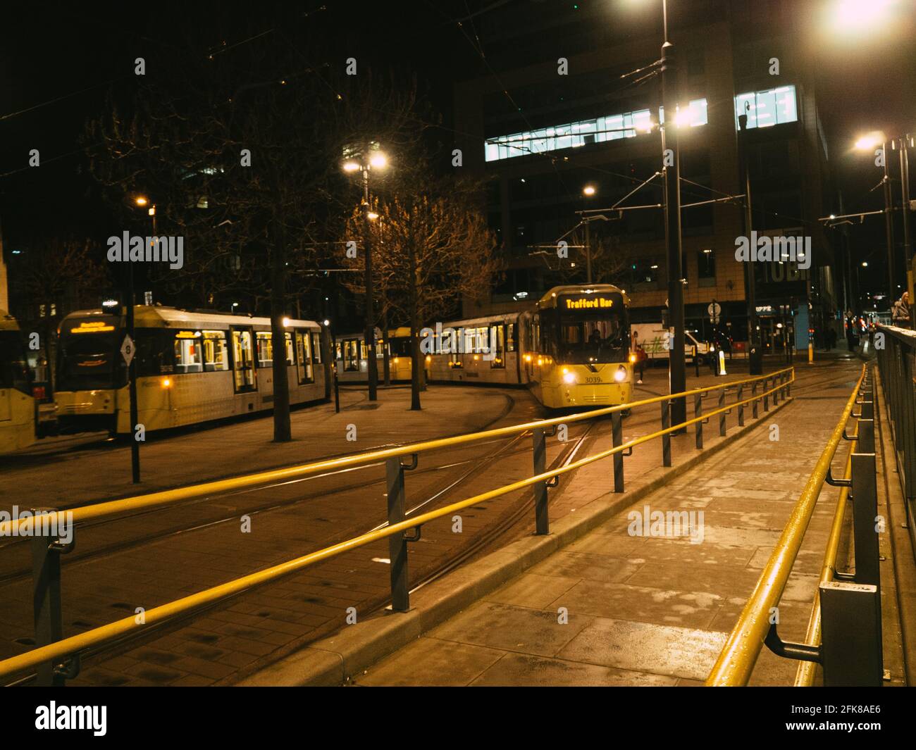 Manchester bei Nacht, Haltestelle St. Peter's Square Metrolink Stockfoto