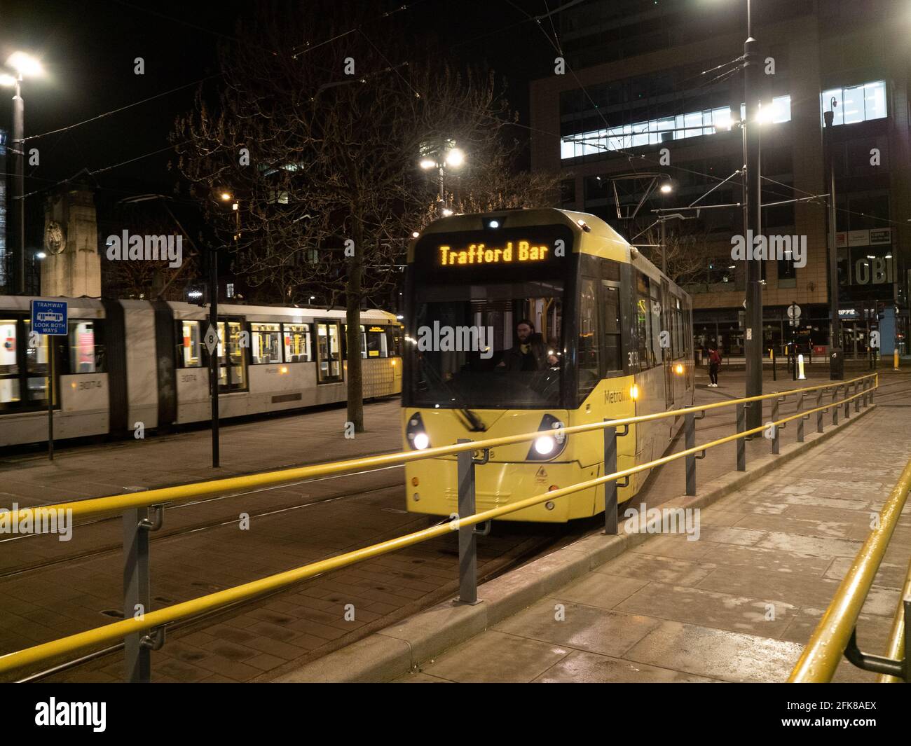 Manchester bei Nacht, Haltestelle St. Peter's Square Metrolink Stockfoto