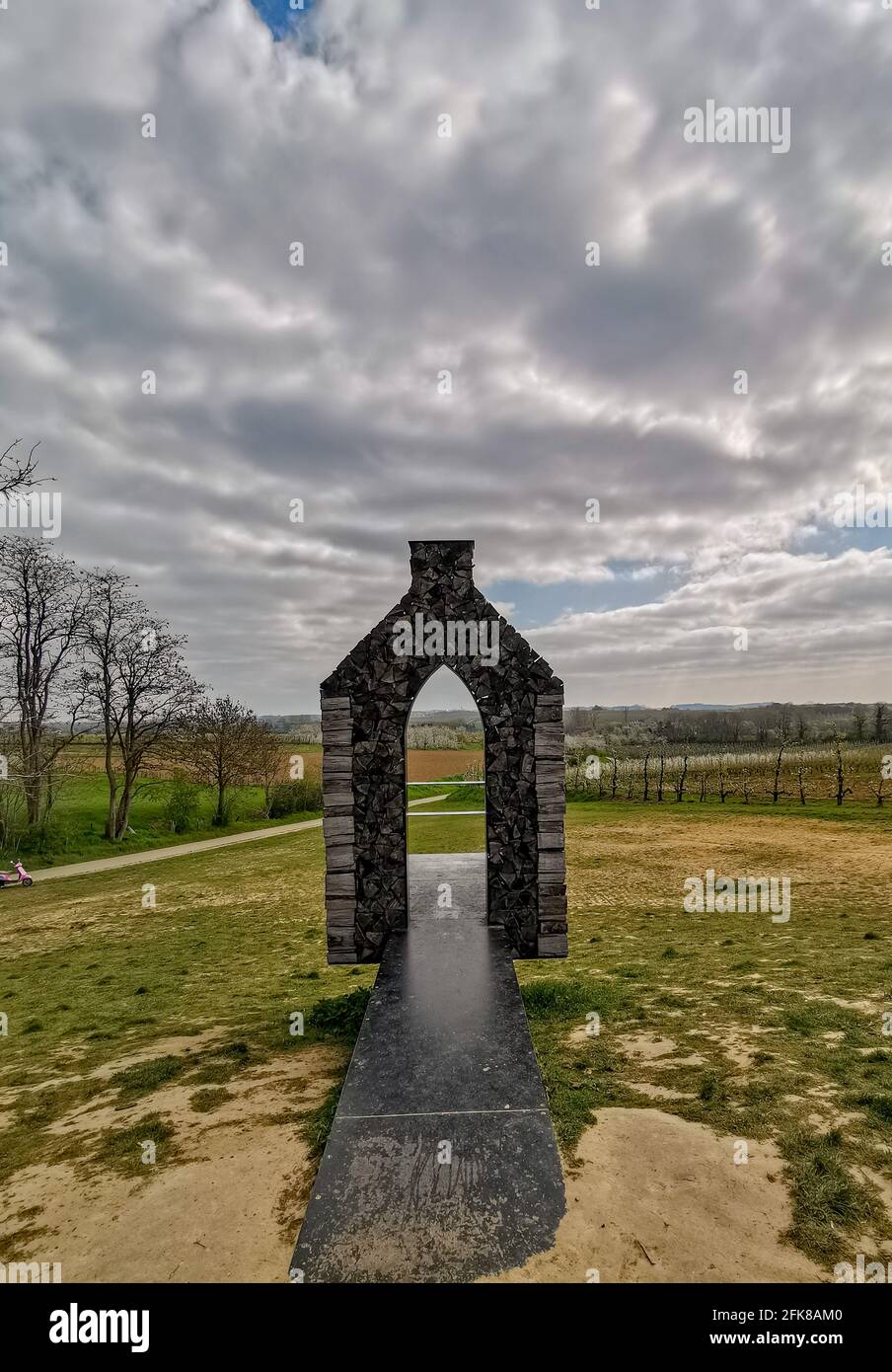 Helsheaven schwimmende Kapelle in Helshoven, Haspengouw, Belgien, aus alten gefällten Kirschbäumen aus der Gegend. Stockfoto