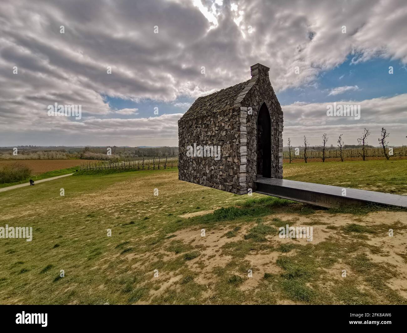 Helsheaven schwimmende Kapelle in Helshoven, Haspengouw, Belgien, aus alten gefällten Kirschbäumen aus der Gegend. Stockfoto