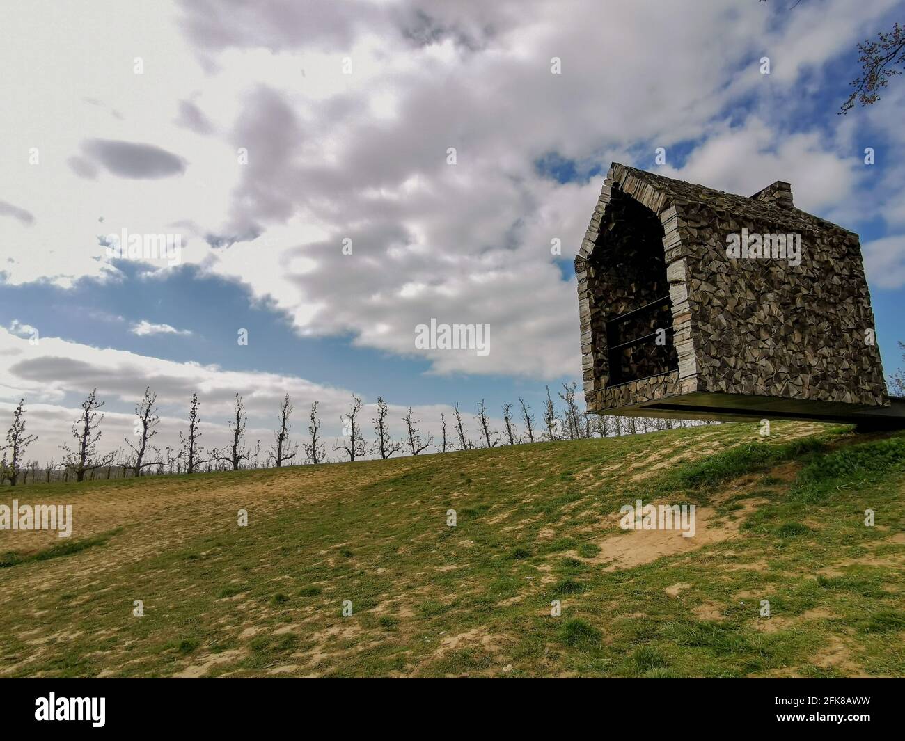 Helsheaven schwimmende Kapelle in Helshoven, Haspengouw, Belgien, aus alten gefällten Kirschbäumen aus der Gegend. Stockfoto