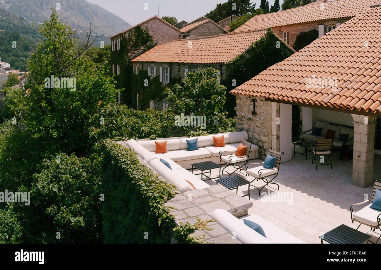 Restaurant auf der Spitze der Insel Sveti Stefan in Montenegro. Stockfoto