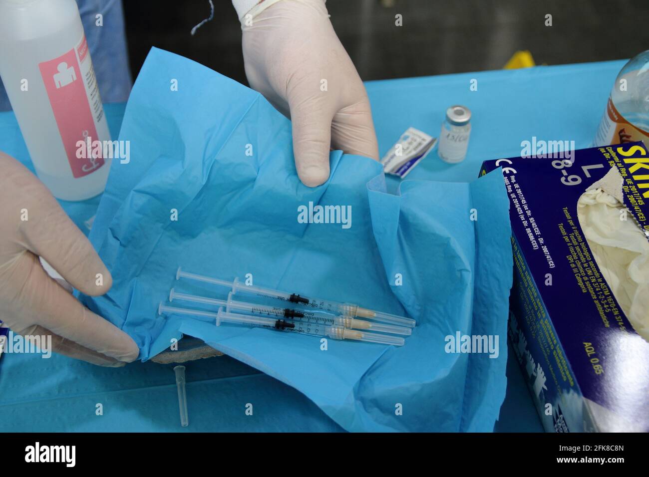 Spritzen mit Dosen von pfizer-Impfstoff oder astrazeneca, die für die Verabreichung an Personen im Impfzentrum bereitstehen. Stockfoto
