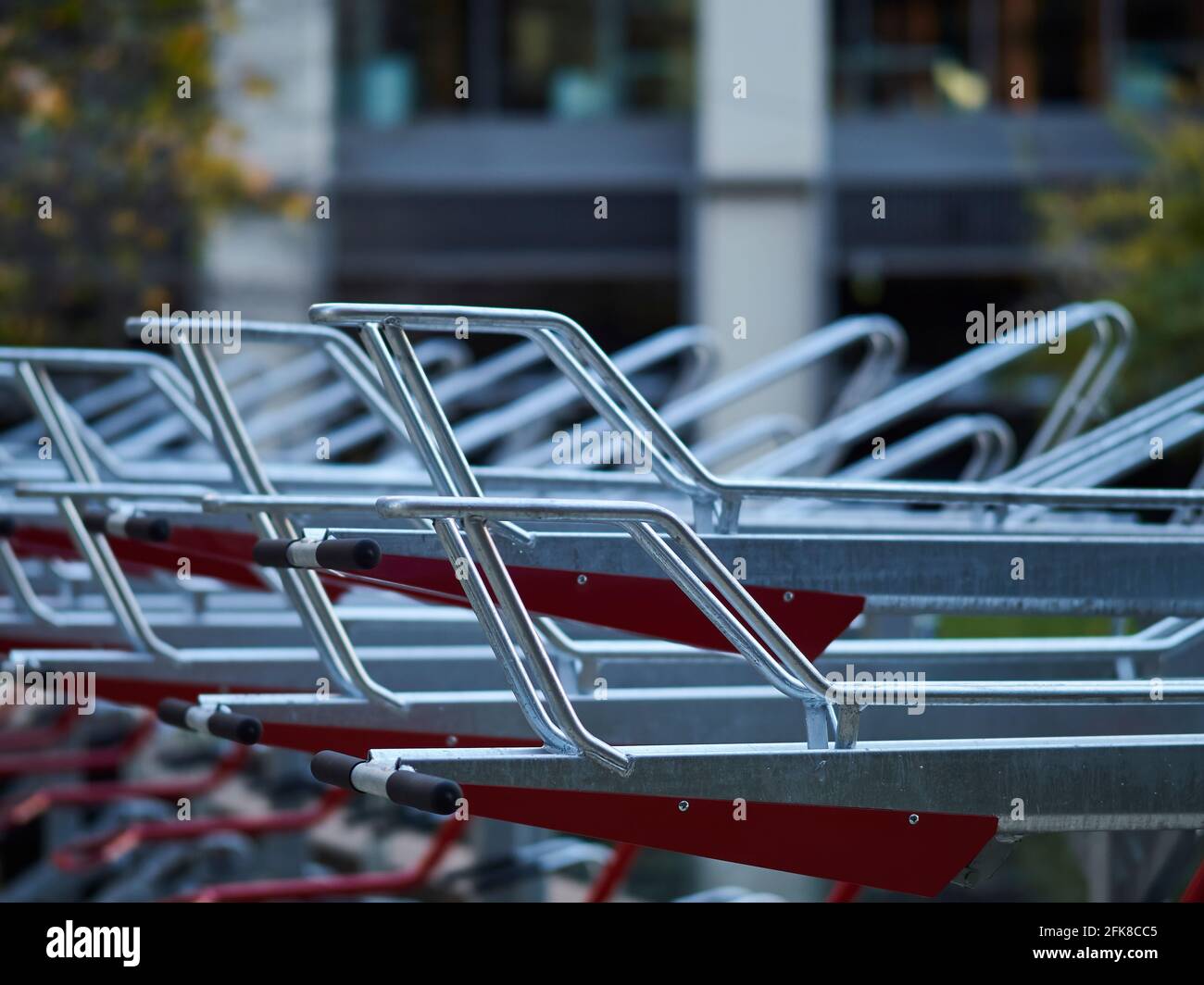 Ein abstraktes Detail, das von einem zweistufigen Fahrradträger in einem kürzlich verjüngerten Stadtgebiet gebildet wurde und der die Nutzung umweltfreundlicher Verkehrsmittel fördern soll Stockfoto