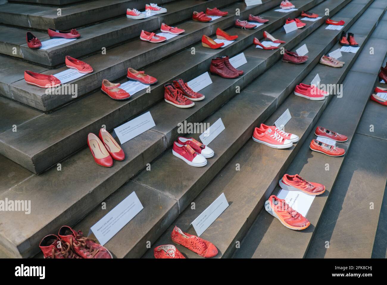 Hannover, Deutschland. April 2021. Rote Schuhe stehen vor dem niedersächsischen Parlament während der Kampagne „Rote Schuhe“ gegen den Austritt der Türkei aus der Istanbuler Konvention. Jedes Paar Schuhe steht für eine Frau, die durch Gewalt gestorben ist. Die Farbe Rot steht für das verschüttete Blut. Die Aktionsform geht auf die mexikanische Künstlerin Elina Chauvet zurück, die 2009 das Projekt 'Zapatos Rojos' ('Rote Schuhe') ins Leben gerufen hat und bereits Aktionen mit roten Schuhen in verschiedenen Ländern durchgeführt hat, um verschwundene, misshandelte, vergewaltigte und ermordete Frauen zu gedenken. Quelle: Ole Spata/dpa/Alamy Live News Stockfoto