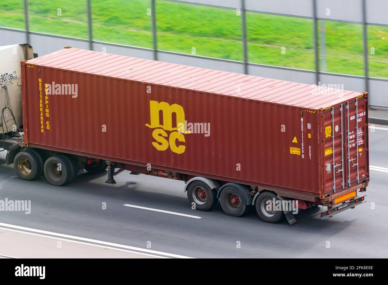 Brown Container-Unternehmen MSC auf der Stadtautobahn. Russland, Sankt Petersburg. 05. september 2021 Stockfoto
