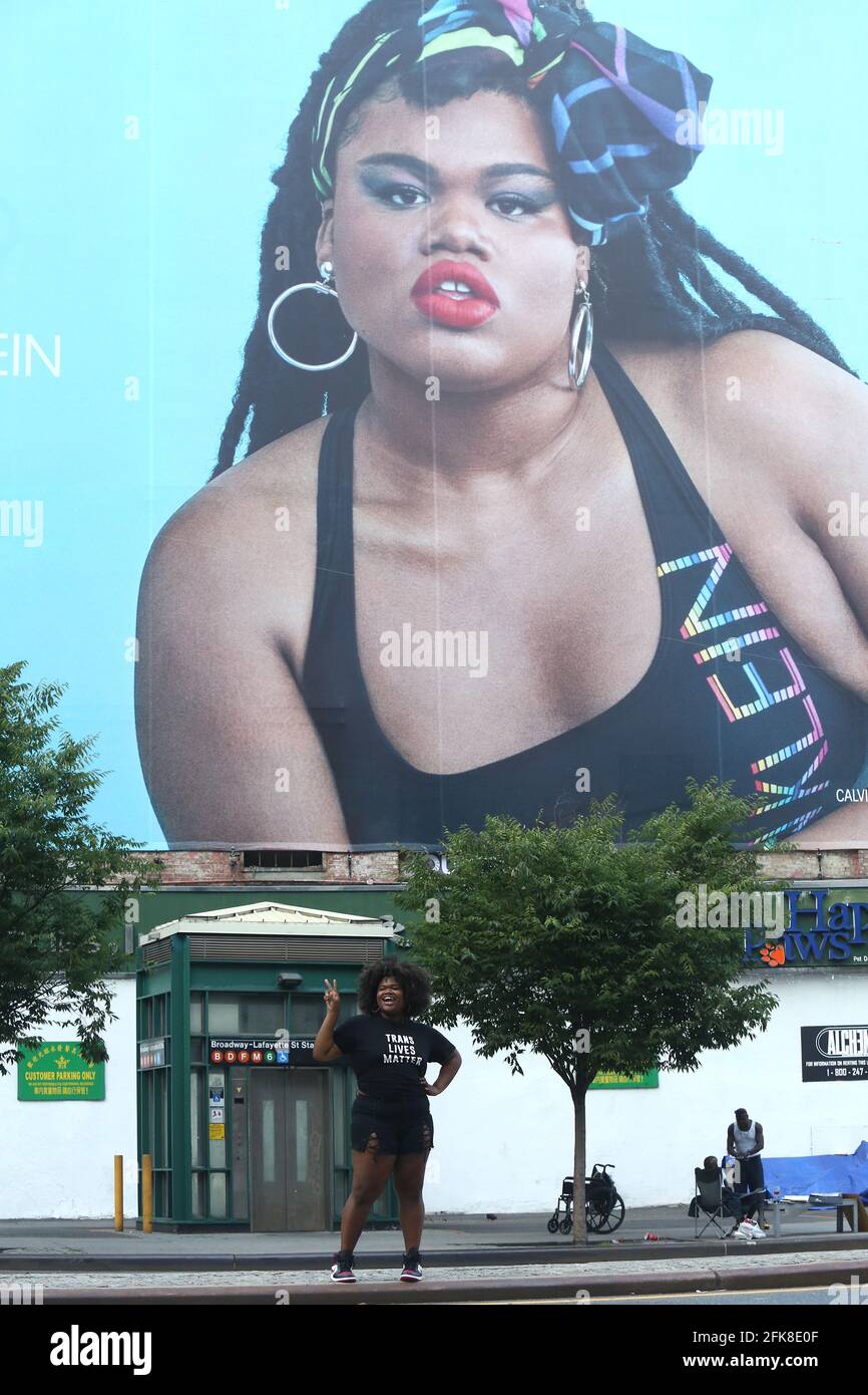New York NY 07 04 2020 Jari Jones schwarze Transgender Modeldarstellerin und Aktivistin halt vor ihrer groBen Calvin Klein Plakatwand in Soho an um Fotos zu machen. Die Anzeige ist Teil von Calvin