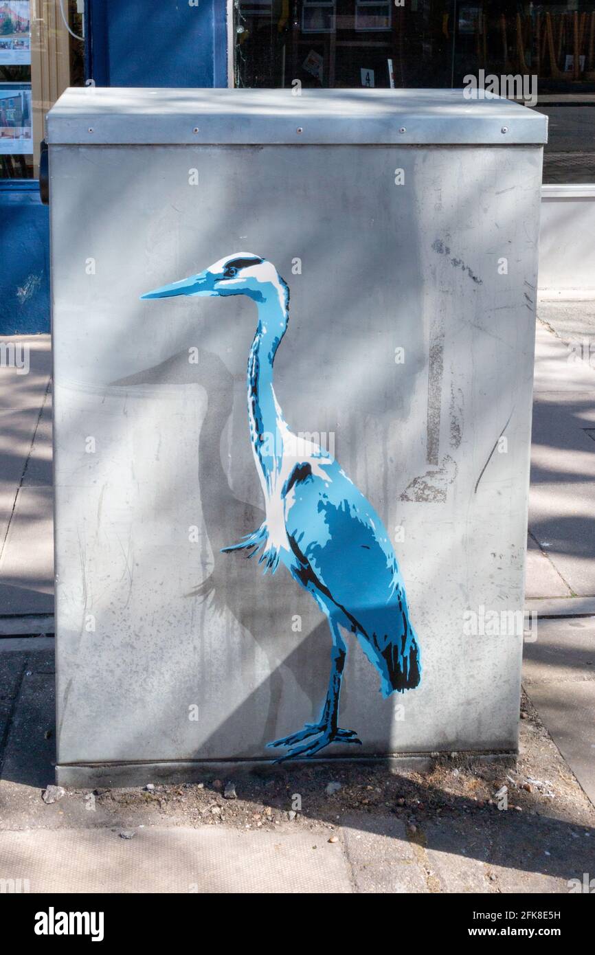 Blue Reiher Schablone Graffiti auf einem Telekommunikationsschrank auf der Mill Road. Cambridge, Großbritannien Stockfoto