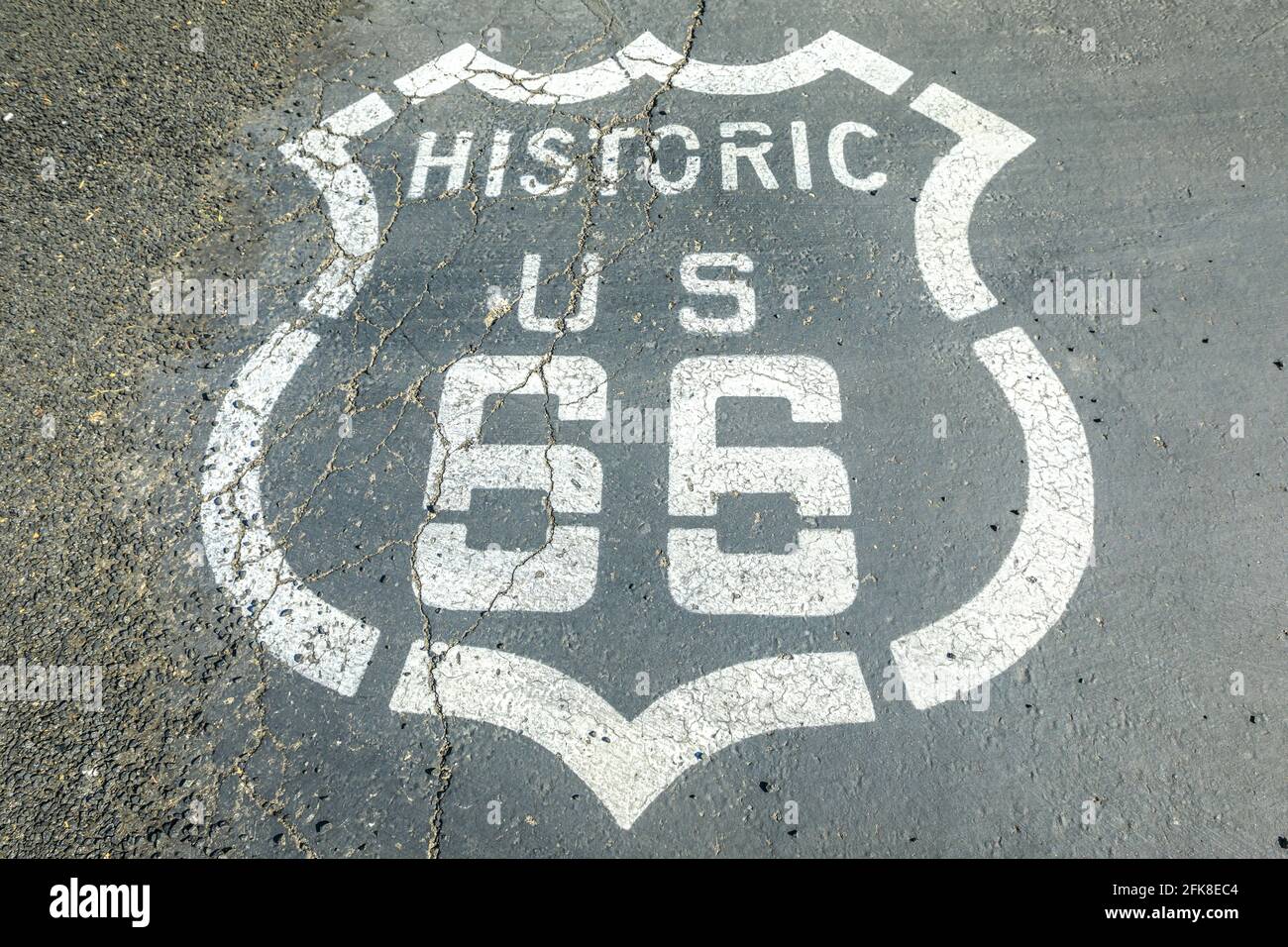 Straßenschild auf der historischen Route 66 in Barstow, Mojave Wüste. Mother Road oder Sixty Six Background, Kalifornien, USA. Stockfoto