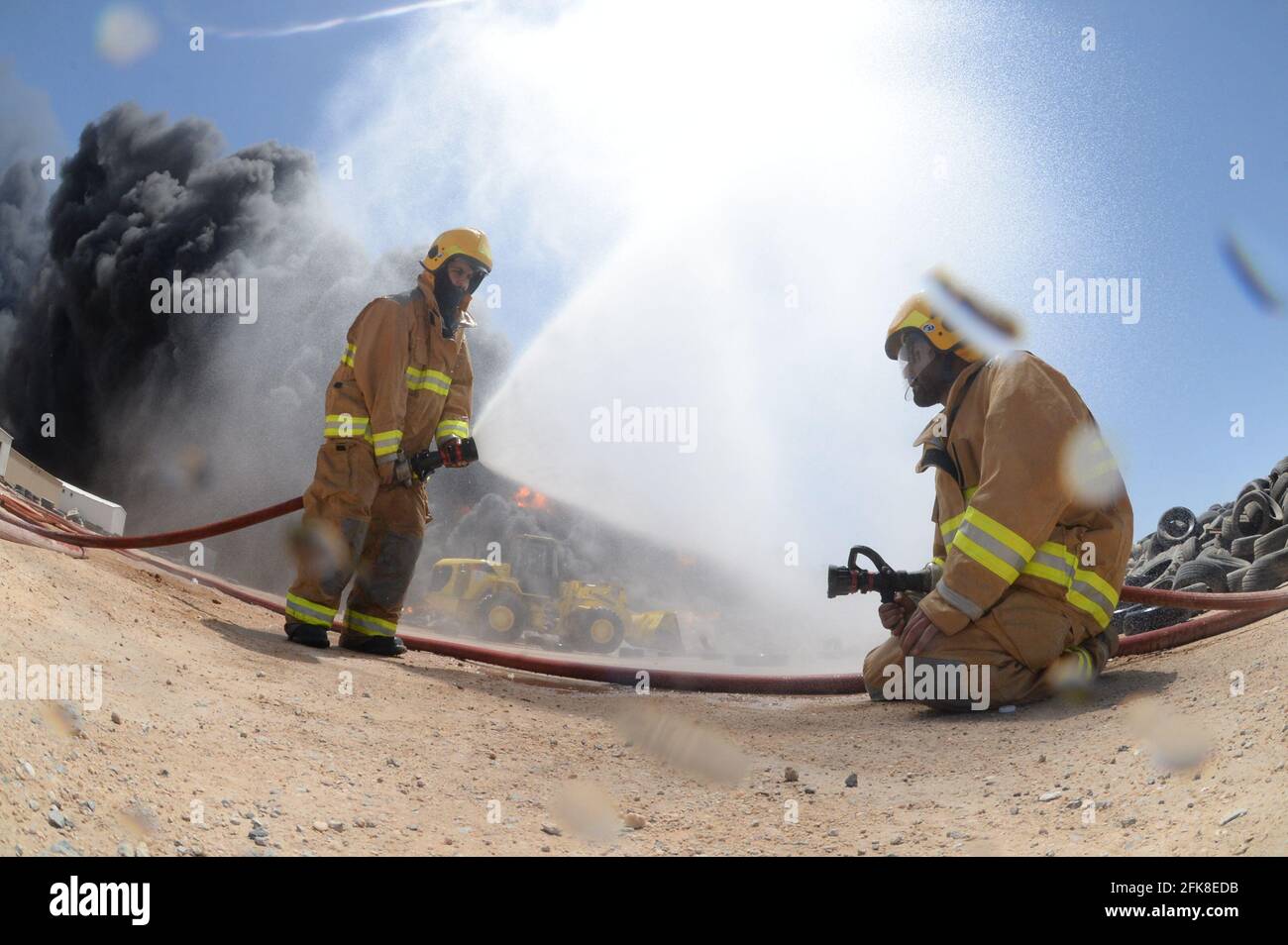 Jahra, Kuwait. April 2021. Feuerwehrleute versuchen, den Brand auf einem Reifenhof in Jahra Governorate, Kuwait, 29. April 2021 zu kontrollieren. Am Donnerstag brach auf dem Reifenhof ein Feuer aus, es wurden keine Verletzten gemeldet. Quelle: Asad/Xinhua/Alamy Live News Stockfoto