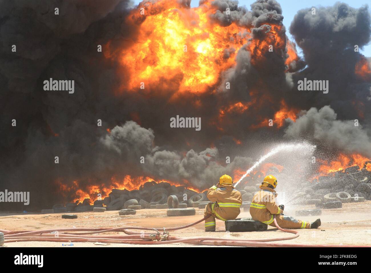 Jahra, Kuwait. April 2021. Feuerwehrleute versuchen, den Brand auf einem Reifenhof in Jahra Governorate, Kuwait, 29. April 2021 zu kontrollieren. Am Donnerstag brach auf dem Reifenhof ein Feuer aus, es wurden keine Verletzten gemeldet. Quelle: Asad/Xinhua/Alamy Live News Stockfoto