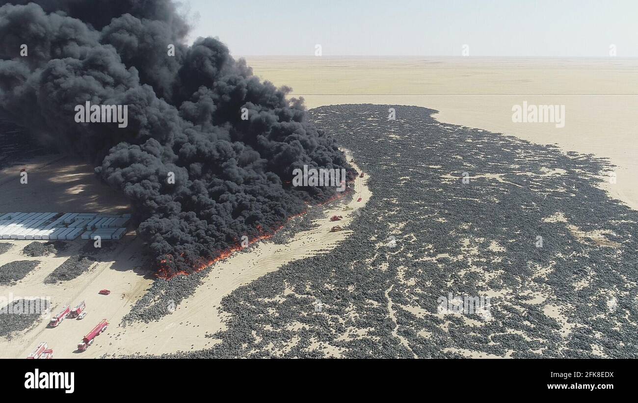 Gouvernement Jahra. April 2021. Luftaufnahme vom 29. April 2021 zeigt das Feuer auf einem Reifenhof in Jahra Governorate, Kuwait. Am Donnerstag brach auf dem Reifenhof ein Feuer aus, es wurden keine Verletzten gemeldet. Quelle: Asad/Xinhua/Alamy Live News Stockfoto
