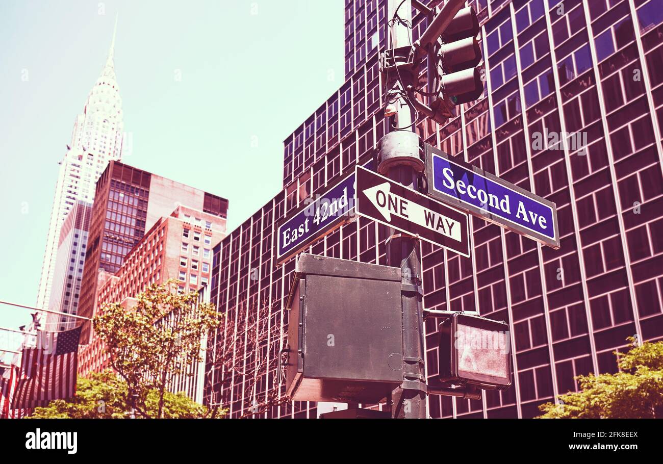 One Way, Second Avenue und East 42nd Street Schilder in Manhattan, Farbtonbild, selektiver Fokus, New York City, USA. Stockfoto