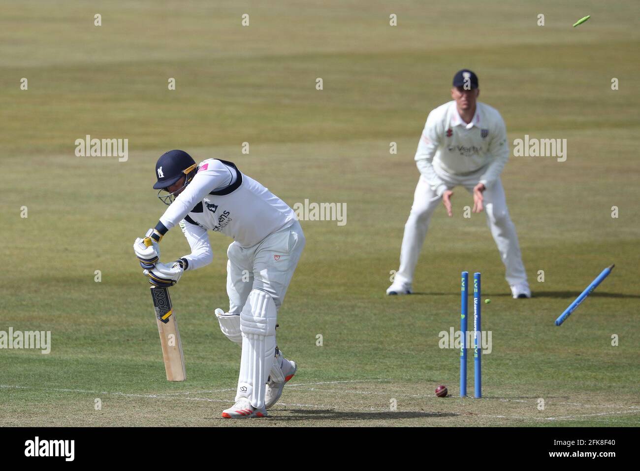 CHESTER LE STREET, ENGLAND. 29. APRIL Tim Bresnan aus Warwickshire wird von Ben Raine aus Durham während des LV= County Championship-Spiels zwischen dem Durham County Cricket Club und dem Warwickshire County Cricket Club am Donnerstag, dem 29. April 2021, in Emirates Riverside, Chester le Street, angeführt. (Quelle: Robert Smith) Quelle: MI News & Sport /Alamy Live News Stockfoto