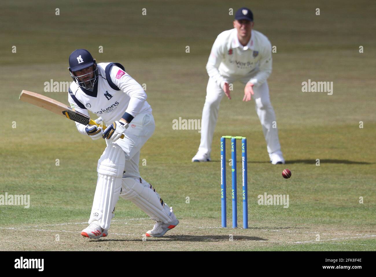 CHESTER LE STREET, ENGLAND. 29. APRIL Tim Bresnan aus Warwickshire im Batting Action während des LV= County Championship Matches zwischen Durham County Cricket Club und Warwickshire County Cricket Club im Emirates Riverside, Chester le Street am Donnerstag, 29. April 2021. (Quelle: Robert Smith) Quelle: MI News & Sport /Alamy Live News Stockfoto