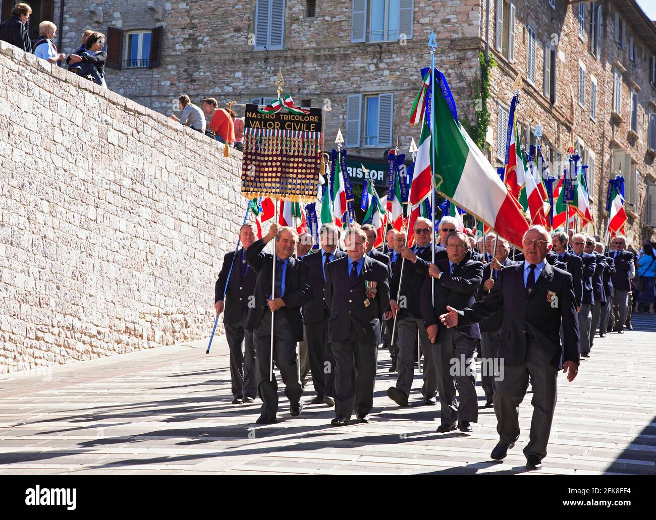 Pilgerprozession der Feuerwehr in Assisi, Umbrien, Italien Stockfoto